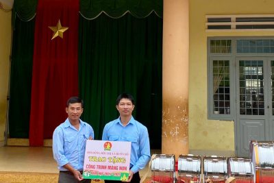 Lễ trao tặng trống của Hội đồng đội gửi tặng Liên Đội trường TH Quang Trung