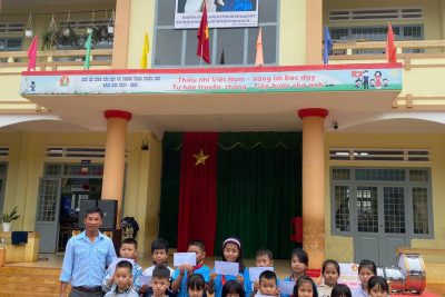 TẶNG QUÀ CHO HỌC SINH NGHÈO