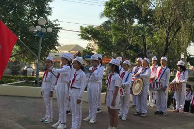 Học sinh trường Quang Trung tổ chức viếng tượng đài Bác.