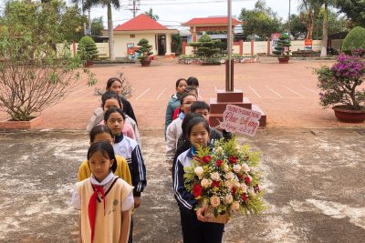 TUYÊN TRUYỀN KỶ NIỆM 78 NĂM NGÀY QUÂN ĐỘI NHÂN DÂN VIỆT NAM VÀ TẶNG HOA ĐƠN VỊ KẾT NGHĨA